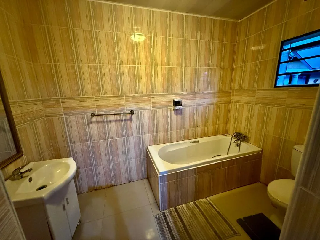 Royal Olympia Lodges & Safaris ensuite bathroom